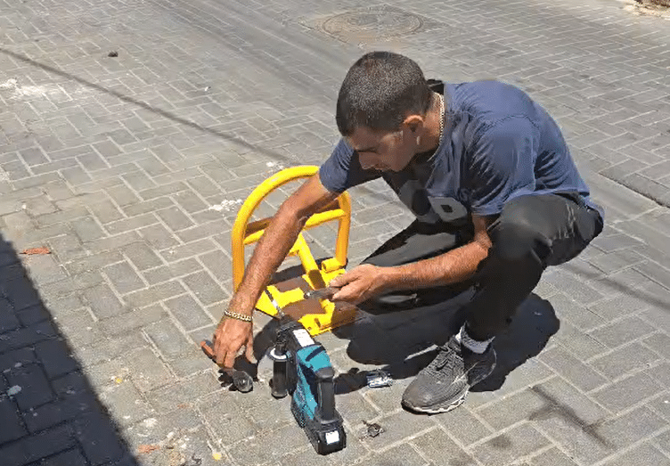 אבירן מתקין את מחסום החניה